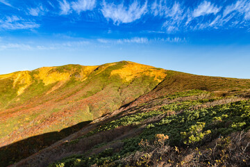 日本　栗駒山全山紅葉神の絨毯とすじ雲