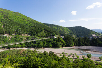 Fototapeta na wymiar 谷瀬の吊り橋と十津川