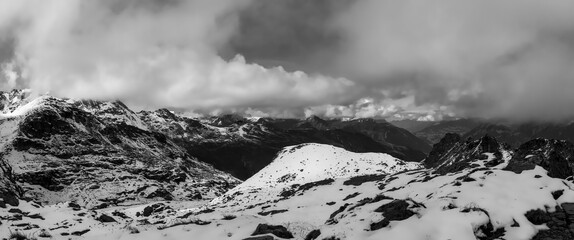 Alpines Panorama Monochrom