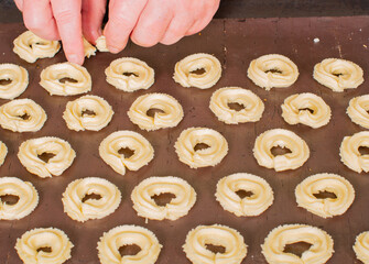 Weihnachtsplätzchen backen in der Vorweihnachtszeit