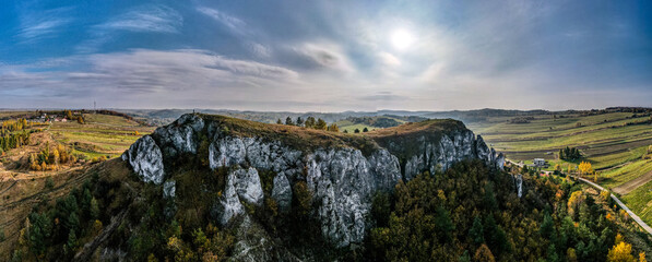 skały wapienne na Jurze Krakowsko-Częstochowskiej w Racławicach © Franciszek