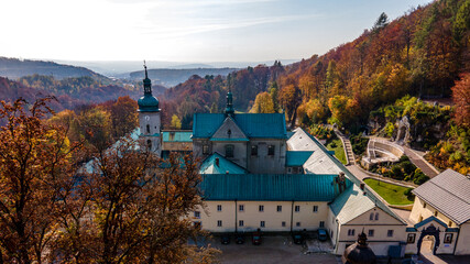 Klasztor karmelitów bosych w Czernej, sanktuarium Matki Bożej Szkaplerznej z lotu ptaka jesienią