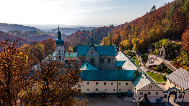 Klasztor karmelitów bosych w Czernej, sanktuarium Matki Bożej Szkaplerznej z lotu ptaka jesienią