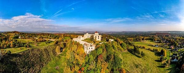 Zamek Tenczyn – ruiny zamku leżącego na Jurze Krakowsko-Częstochowskiej