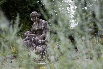Fototapeta na wymiar Statue Frau mit Kind im Arm