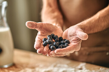 Obraz na płótnie Canvas Fresh blueberries in the hands of the chef