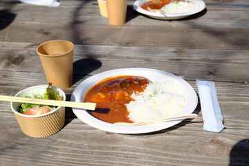 外で食べるカレーライス