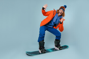 Fototapeta na wymiar Young guy posing on a snowboard