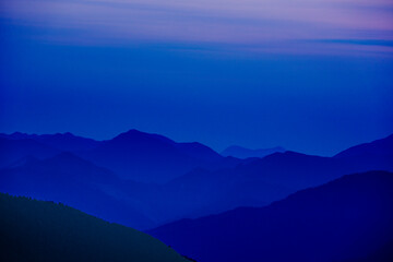 Fototapeta na wymiar 夕暮れの山々