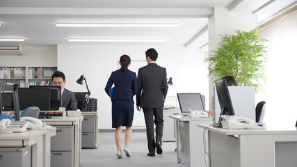 歩くビジネスマン