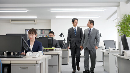 Fototapeta premium 歩くビジネスマン