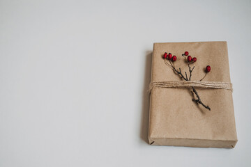 Holiday Gift Ideas. Sustainable Christmas, zero waste gifts, natural xmas decorations. Wrapping Christmas gifts in recycled brown paper. Vintage style Christmas packaging ideas