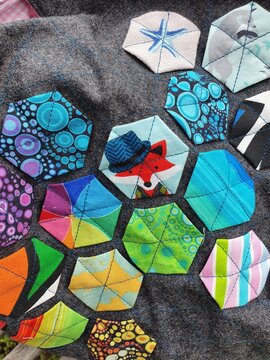 bunte Stoff Hexagons auf Filz