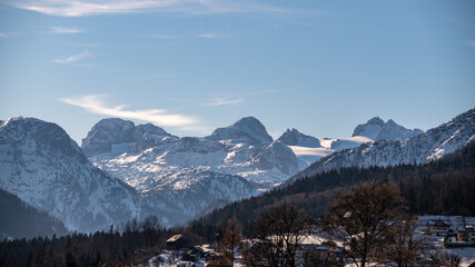 Fototapeta na wymiar Blick auf den Dachsteingletscher im Ausseerland, Salzkammergut, Steiermark, Österreich im Winter