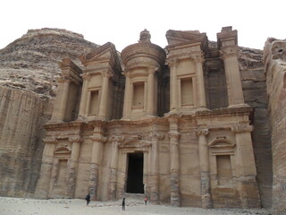 Obraz premium Exploring the archeological site of Petra and the red sandstone landscapes in Jordan