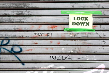 geschlossener rollladen mit lockdown schild