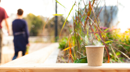 Paper cup with hot drink on the green terrace.
Pappbecher mit heißem Getränk auf der grünen...