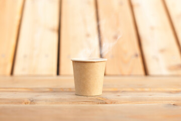 Paper cup on wood. Wooden Terrace.
Pappbecher auf Holz. Holz Terrasse.