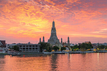 Fototapeta na wymiar Wat Arun, the Temple of Dawn at Sunset in Bangkok, Thailand.