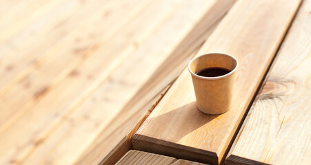Paper cup on wood. Wooden Terrace with coffee cup.
Pappbecher auf Holz. Holz Terrasse mit...