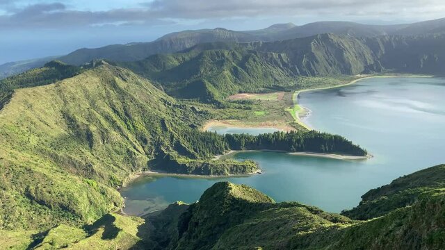 Der See Lagoa do Fogo auf der Azoren Insel S&atilde;o Miguel bei sch&ouml;nen Wetter, leichten Wolken und klarer Sicht