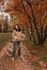 Obraz premium couple riding bikes in autumn park