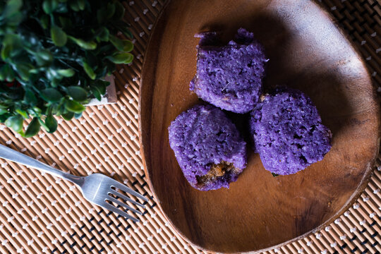 ube suman with sweetened coconut inside