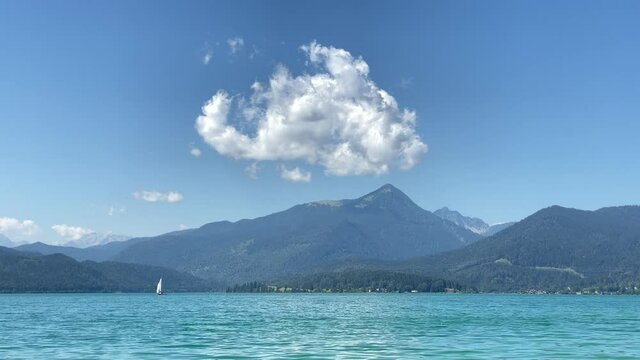 Wolkenhimmel &uuml;ber dem t&uuml;rkisblauen Walchensee