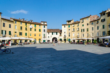 Fototapeta na wymiar La piazza dell'anfiteatro a Lucca lungo la Via Francigena