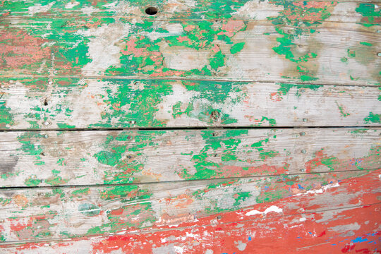 Tablas de madera pintadas en mal estado