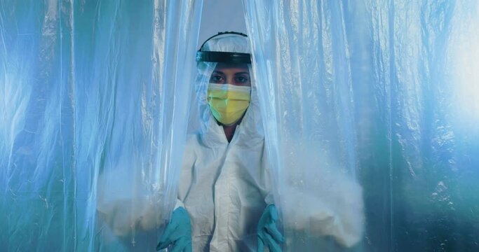 Medico entra in reparto Covid-19. Ospedale malati coronavirus.