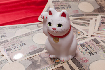 当選金の札束と招き猫の置き物