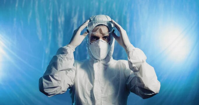 Infermiere con tuta covid si mette gli occhialini di protezione