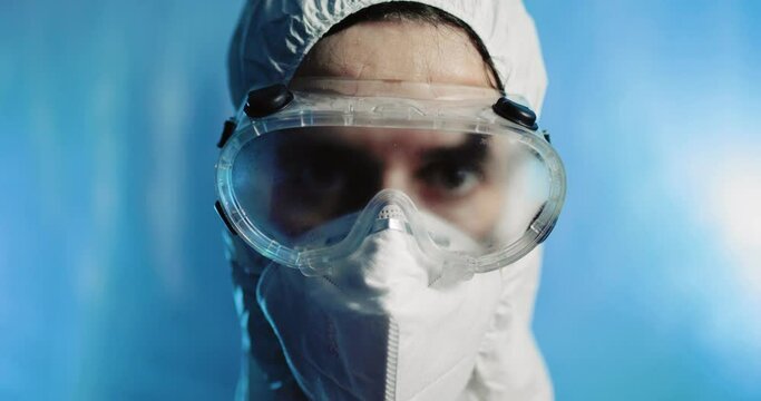 Medico stanco con tuta covid si mette le mani in testa