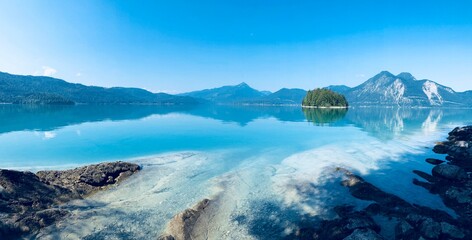 Der türkisblaue Walchensee und die Insel Sassau im morgendlichen Licht als Panorama mit...