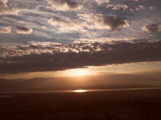 Obraz premium Sunrise hike to the old ruins of the archeological site of Masada in Israel by the Dead Sea