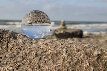 Fototapeta na wymiar Strand mit Glaskugel 5