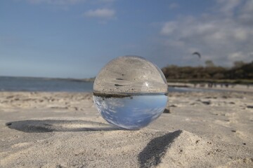 Fototapeta na wymiar Strand mit Glaskugel 12