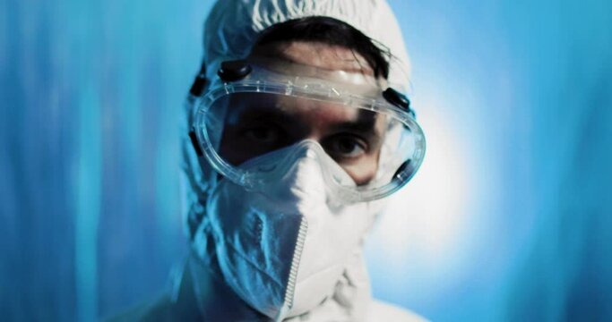 Sguardo di un medico o infermiere stanco con la tuta coronavirus o covid