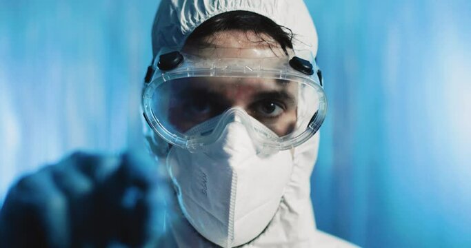 Medico con tuta covid fa il tampone alla telecamera