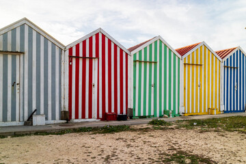 bunte Gerätehäuser der Fischer in Vieira de Leiria/ Portugal