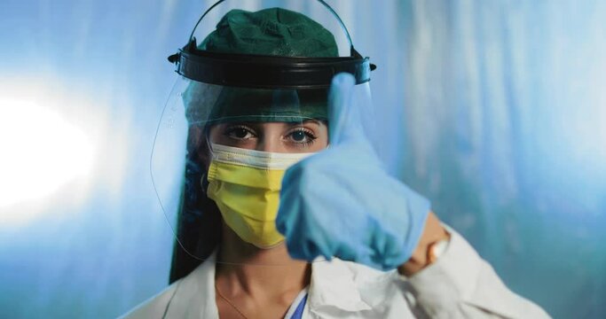 Medico donna fa il pollice in su