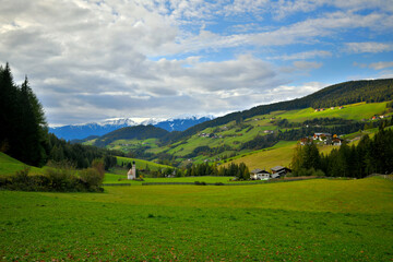 Fototapeta na wymiar Das herbstliche Villnösser Tal in den Südtiroler Dolomiten