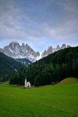 Fototapeta na wymiar Eine idyllische Südtiroler Kapelle vor den Geislerspitzen