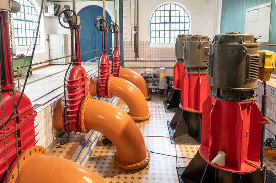 Im Pumpenhaus der Stadtentwässerung stehen Schmutzwasserpumpen mit hoher Förderleistung von Abwasser.