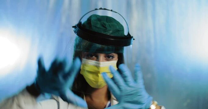 Medico donna ballerina con divisa bianca, balla per mettere allegria ai pazienti covid.