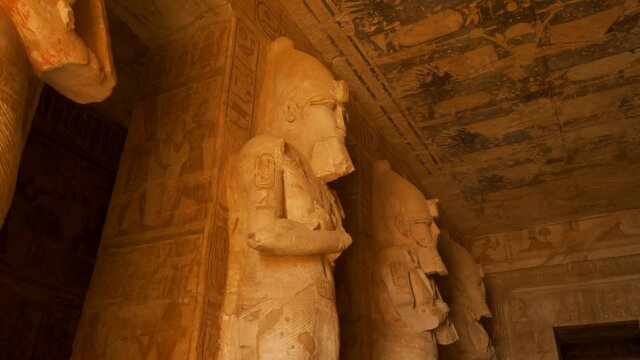 Faraones de piedra en el interior del templo de Abu Simbel, en el sur de egipto en Nubia junto al lago Nasser. Templo del fara&oacute;n Rams&eacute;s II, video 4k