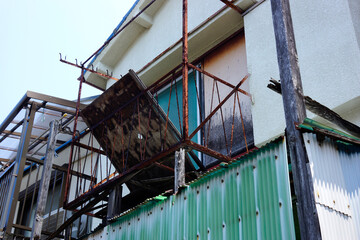 老朽化した家屋のベランダ