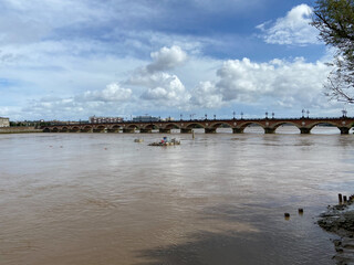 Fototapeta na wymiar Pont de Pierre sur la Garonne à Bordeaux, Gironde