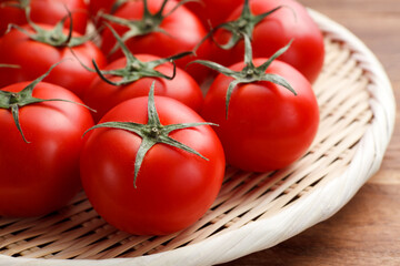 ざるに盛った新鮮なトマト